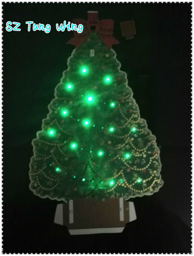 A árvore de Natal deu forma ao módulo de piscamento do diodo emissor de luz, módulo gravável da voz para os cartões 0
