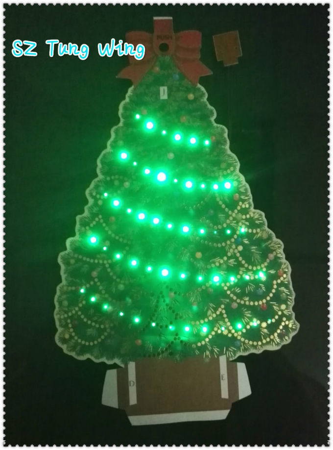A árvore de Natal deu forma ao módulo de piscamento do diodo emissor de luz, módulo gravável da voz para os cartões 1